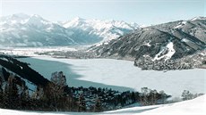 Zimní pohled na Zell am See: v popedí zamrzlé jezero, vpravo je vidt ást...