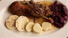 �eská klasika. Kachna se zelím, houskovým a bramborovým knedlíkem