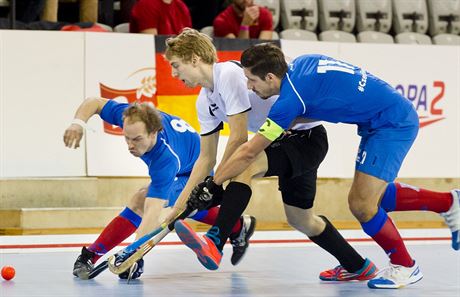 Pozemní hokejisté eského týmu (v modrém) bojují v duelu s Rakouskem. Zleva:...