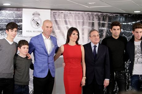 TRENÉR S RODINOU. Zinedine Zidane pózuje se svými syny, manelkou Veronique a...