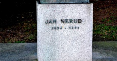 Podstavec sochy Jana Nerudy na Petín.