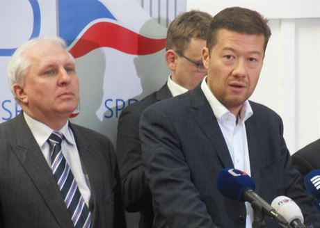 Poslanec Tomio Okamura a místopedseda Strany práv oban Miloslav Souek na...