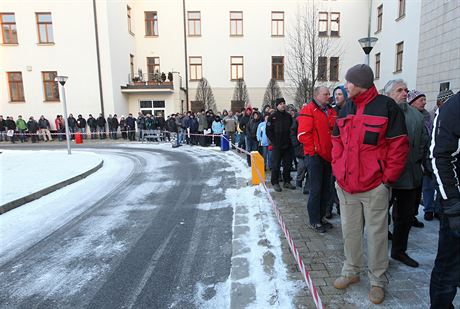 I loni se tvoila obrovská fronta ped krajským úadem v Jihlav, kdy se...