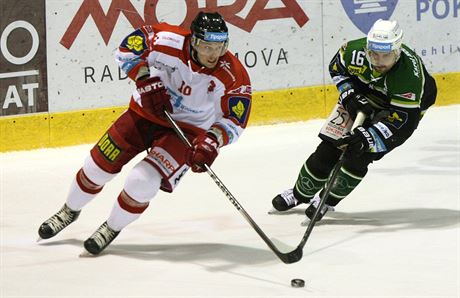 Miroslav Holec z Olomouce vede puk, stíhá ho Rudolf Huna z Karlových Var.