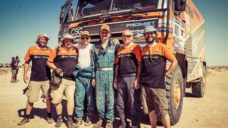 Tomá Tomeek s kamionem Tatra a svým týmem na Africa Eco Race 2016.