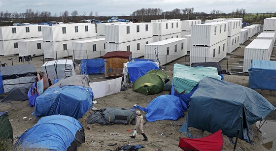 Uprchlický slum u Calais nahrazují obytné kontejnery (14. ledna 2016)