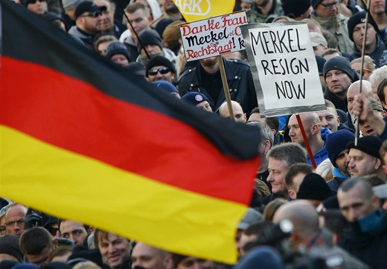 Demonstranti protiislámské iniciativy PEGIDA v Kolín nad Rýnem (9. ledna 2016)