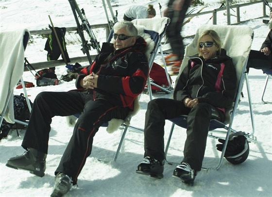 Na poslední výlet do hor přiveze soudce v podání Miroslava Donutila svému umírajícímu bratrovi neboli Miroslavu Vladykovi nové luxusní lyže.
