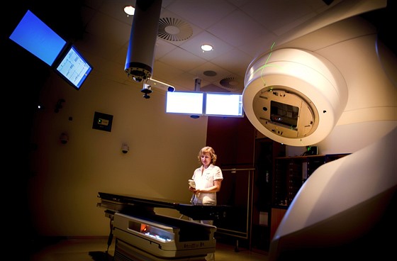 Centrum zprovoznilo nový pístroj pro lébu onkologických onemocnní.