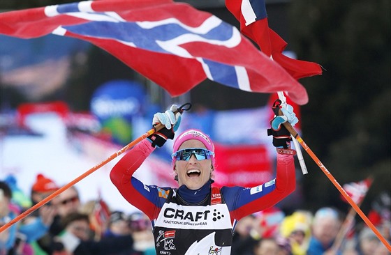 Therese Johaugová slaví triumf na Tour de Ski.