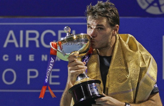 Stan Wawrinka s trofejí pro vítze turnaje v indickém ennaí.