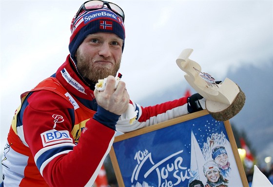 Martin Johnsrud Sundby slaví triumf v Tour de Ski.