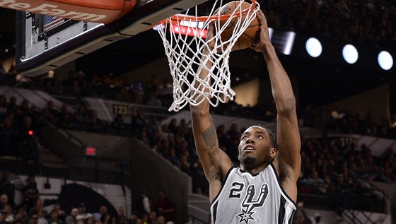 Kawhi Leonard ze San Antonia smeuje v utkání proti Dallasu.