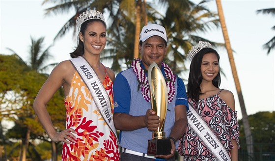 Fabián Gómez s kráskami po boku a trofejí pro vítze Sony Open v Honolulu.