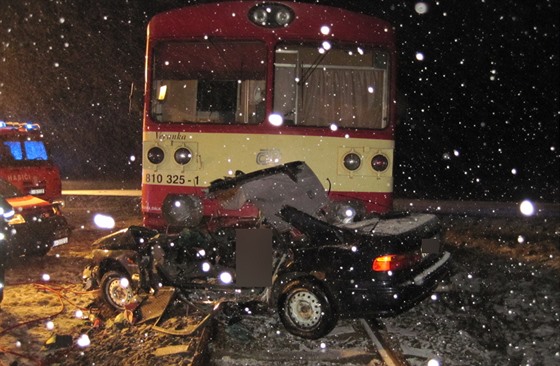 Tragická sráka vlaku s autem u Rokytnice v Orlických horách (13.1.2015).