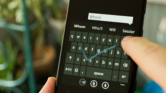 Klávesnice z Windows Phone s technologií Word Flow prý míí na iOS.