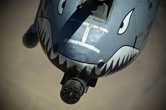 A-10 Thunderbolt II nad jižním Afghánistánem. Nejobávanější zbraní je 30 mm...