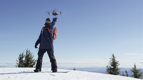 Dron Lily sleduje majitele speciálního náramku.