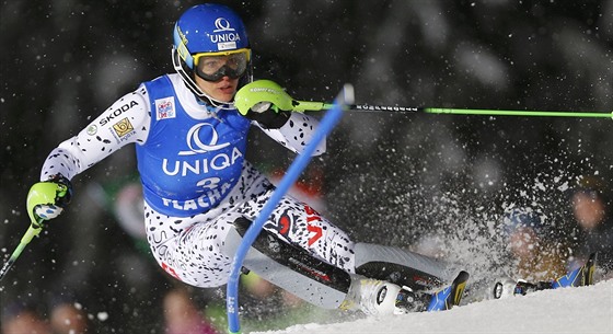 Slovenská lyaka Veronika Velez-Zuzulová na trati slalomu ve Flachau.