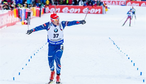 eský biatlonista Ondej Moravec dojídí do cíle vytrvalostního závodu  v...