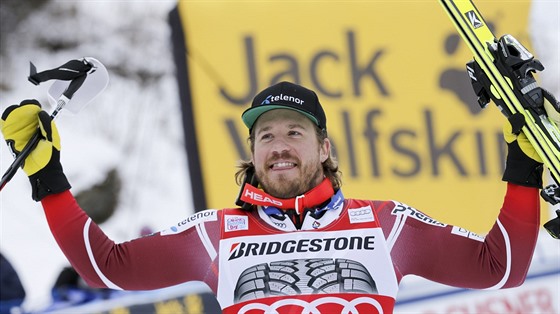 Norský lya Kjetil Jansrud se raduje z triumfu v kombinaním závod ve Wengenu.