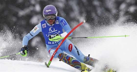 árka Strachová na trati slalomu ve Flachau.