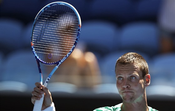 eský tenista Tomá Berdych v duelu 1. kola Australian Open s Indem Bhambrim.