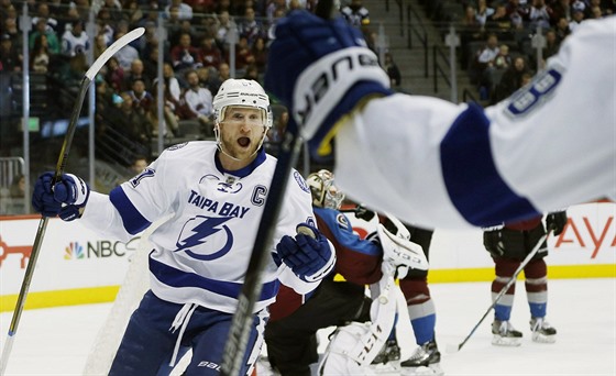 Steven Stamkos z Tampa Bay slav svj gl a vrh se do nroe Ondeje Palta.