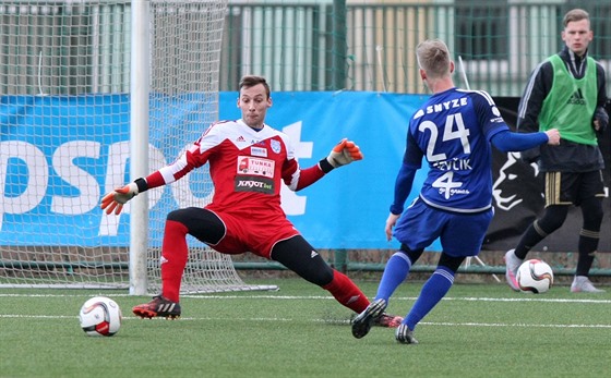 Olomoucký fotbalista Petr evík se pokouí pokoit znojemského gólmana Jiího...