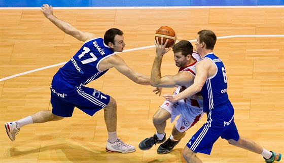 Pardubický basketbalista Kamil vrdlík (uprosted) se tlaí k ostravskému koi...