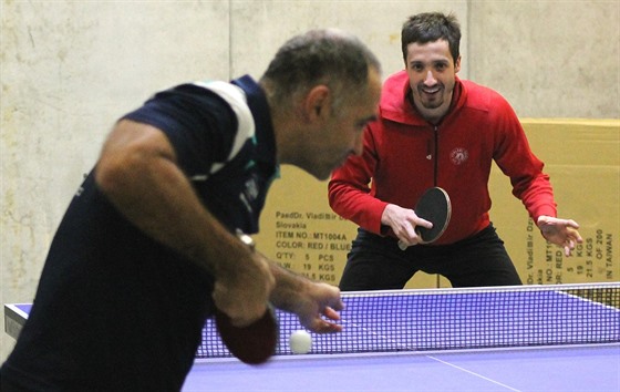 Stolní tenista Petr Korbel (vlevo) podává, tinecký branká imon Hrubec v...