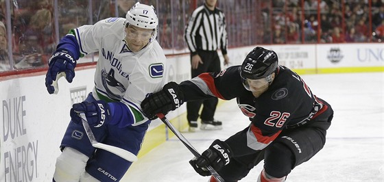 Radim Vrbata (vlevo) z Vancouveru bojuje o puk s Johnem-Michaelem Lilesem z...