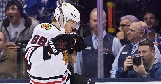 Patrick Kane z Chicaga slaví gól na led Toronta.