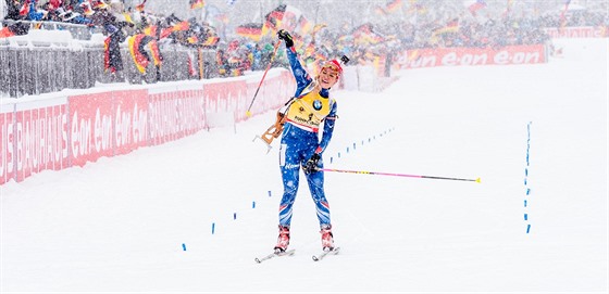 Gabriela Soukalová triumfáln dojídí do cíle hromadného závodu v Ruhpoldingu.