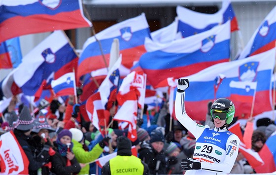 Peter Prevc po vydaeném skoku v Bad Mitterndorfu bhem MS v letech na lyích