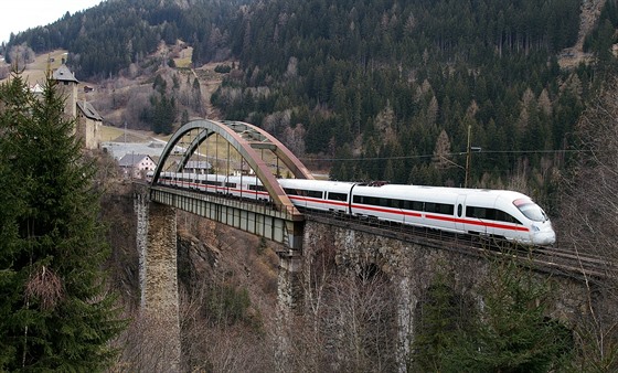 Dálkový rychlík na Trisannském viaduktu v Tyrolsku. Tudy pojedete na trati mezi...