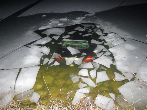 Auto skonilo pod hladinou rybníka, idi stihl vylézt oknem (18. 1. 2016).