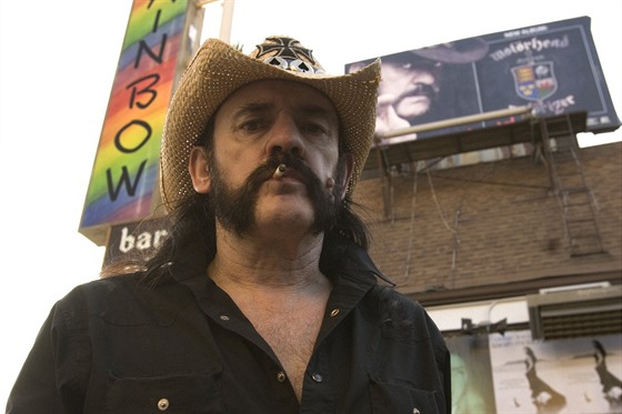 Lemmy ped svým domoským barem Rainbow