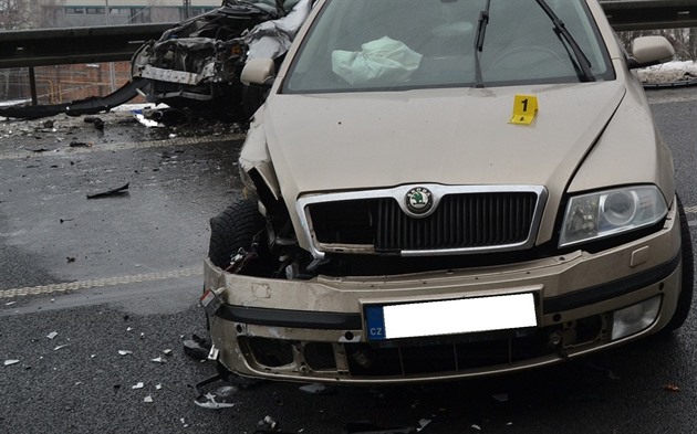 Namrzlé silnice komplikují dopravu na Sokolovsku, bourala i dvě auta záchranky
