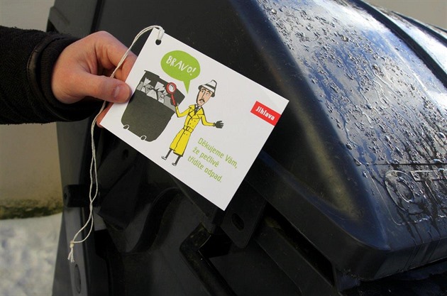 Takovéto cedulky budou viset na popelnicích a kontejnerech, v nich� ú�edníci...