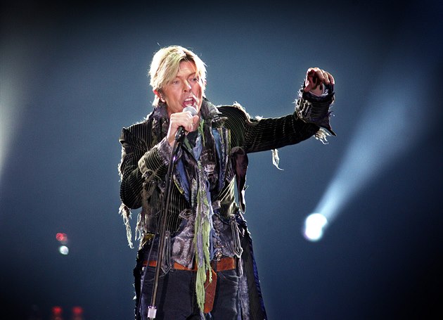 David Bowie p�i pra�ském koncertu 24. �ervna 2004