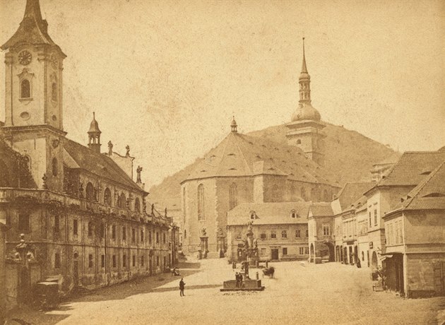 Náměstí v Mostě, v pozadí Hněvín, kolem roku 1875. Fotografická vizitka od...
