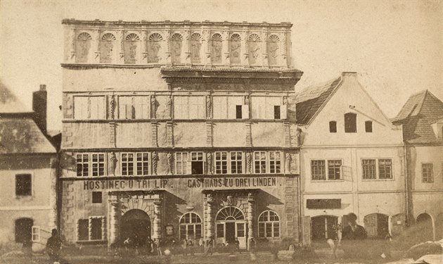 Někdejší lounský hostinec U Tří lip na snímku kolem roku 1875