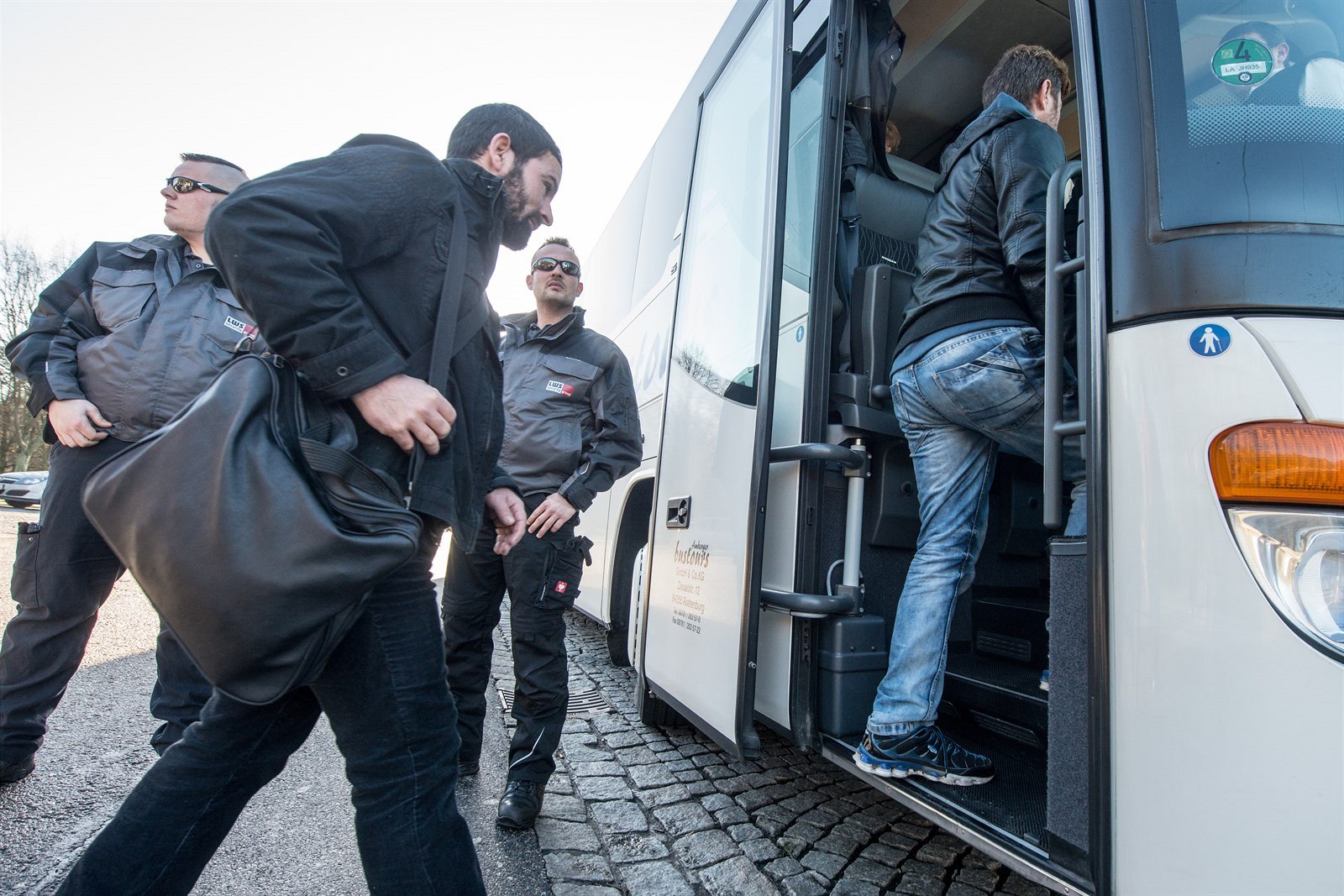 Bavorský politik Peter Dreier vypravil do Berlína autobus s b�enci (14.1.2016)