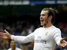 Gareth Bale z Realu Madrid slaví gól do sít Sporting u Gijón.