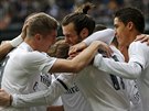 Fotbalisté Realu Madrid slaví branku v utkání proti Sportingu Gijón.