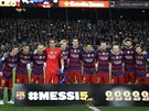 Lionel Messi  (vlevo) ukázal ped zápasem s Bilbaem Zlatý mí, který získal u...