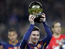 Lionel Messi  (vlevo) ukázal ped zápasem s Bilbaem Zlatý mí, který získal u...