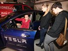 Studenti si prohlédli elektromobil Tesla (12. ledna 2016).