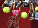 AUTOGRAMY. Svtová tenisová jednika Novak Djokovi rozdává podpisy po postupu...